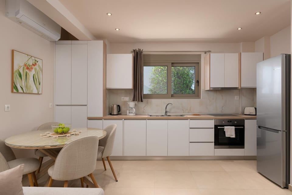 Dining area, kitchen