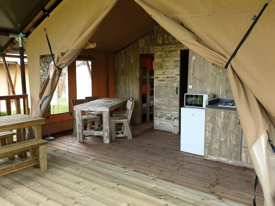 Tente accueillante, animaux OK - 4 pers. - API-1-52-2685 Campground/ 
RV Resort in Auvergne-Rhône-Alpes