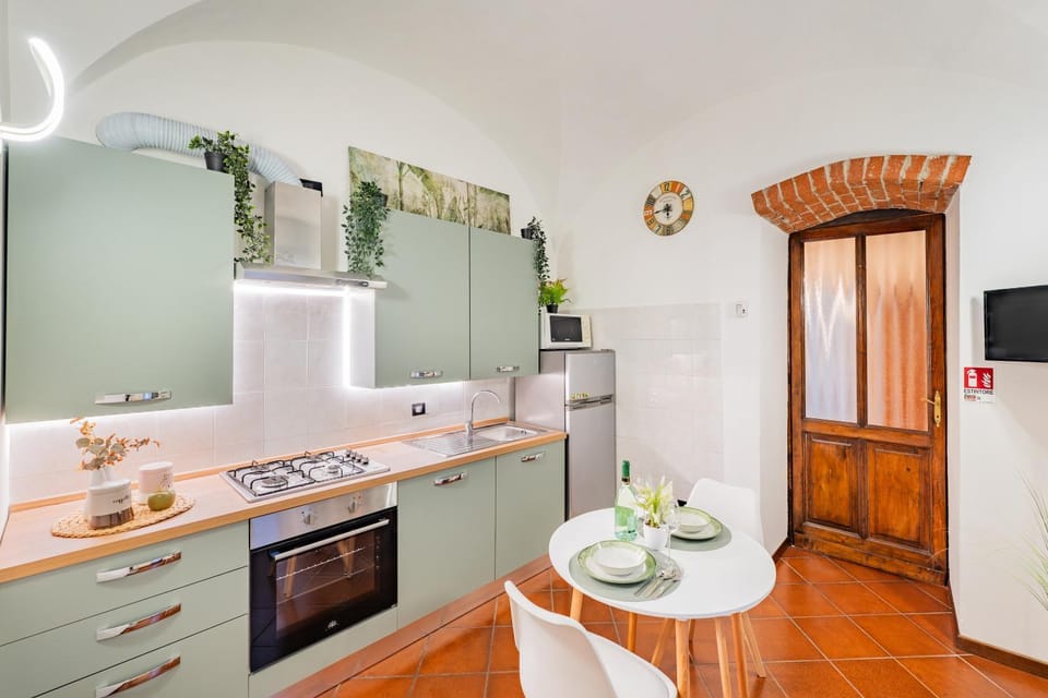 TV and multimedia, Coffee/tea facilities, Kitchen or kitchenette, oven, stove, toaster