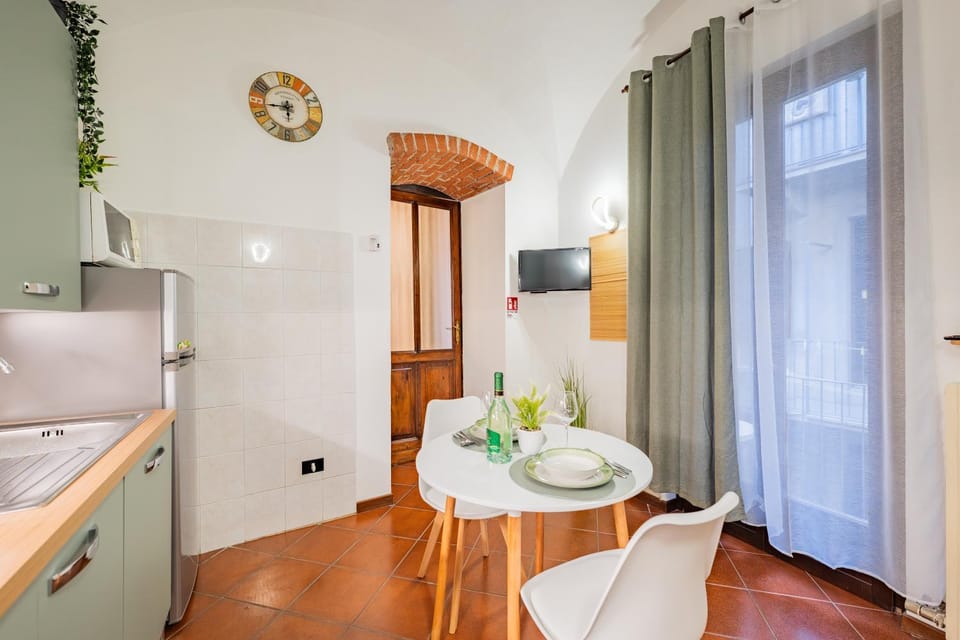 Kitchen or kitchenette, Dining area, stove