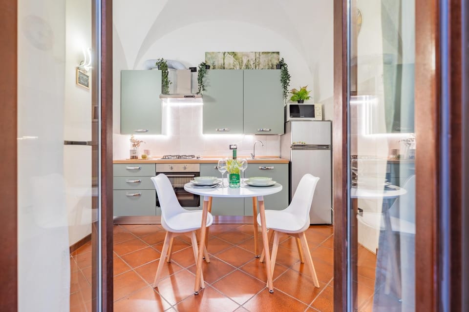 Kitchen or kitchenette, Dining area, oven, stove