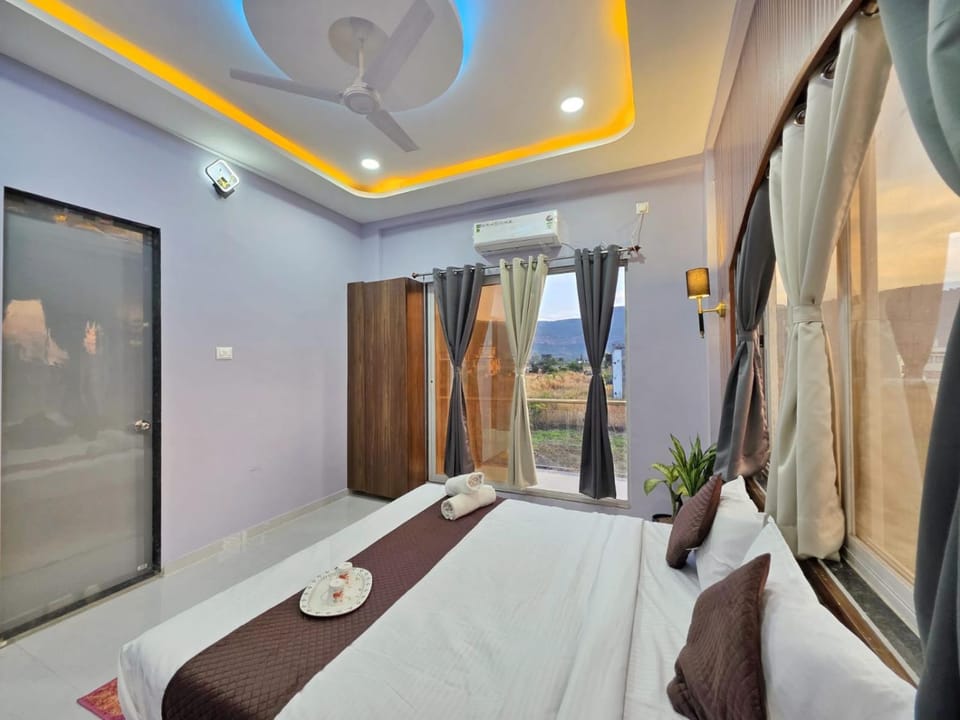 II EMPYREAN STAYS II ROYAL G0DFATHER VILLA ll LUXE II Villa in Maharashtra