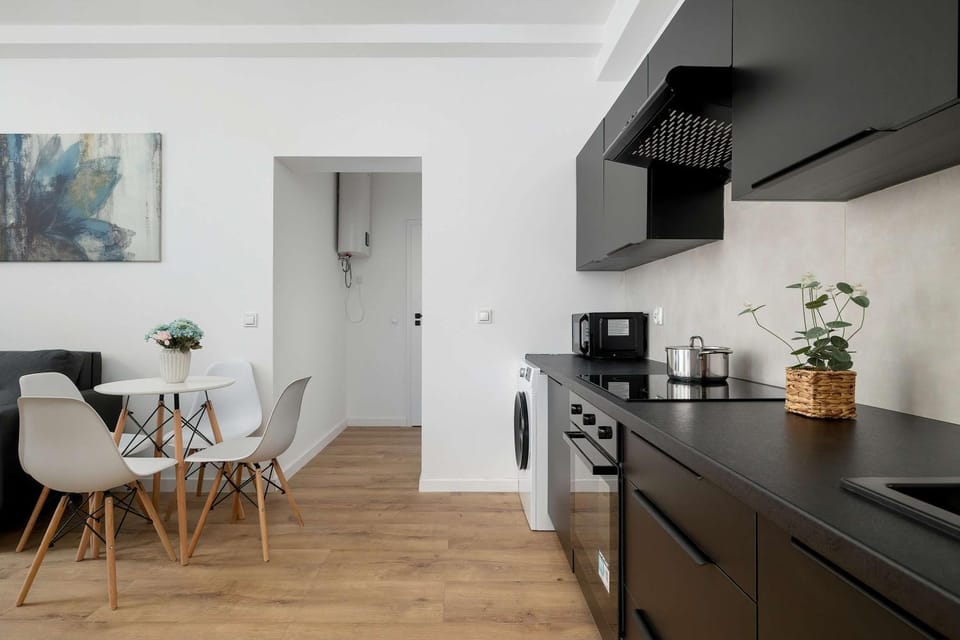Coffee/tea facilities, Kitchen or kitchenette, Living room, Seating area, Dining area, oven, stove
