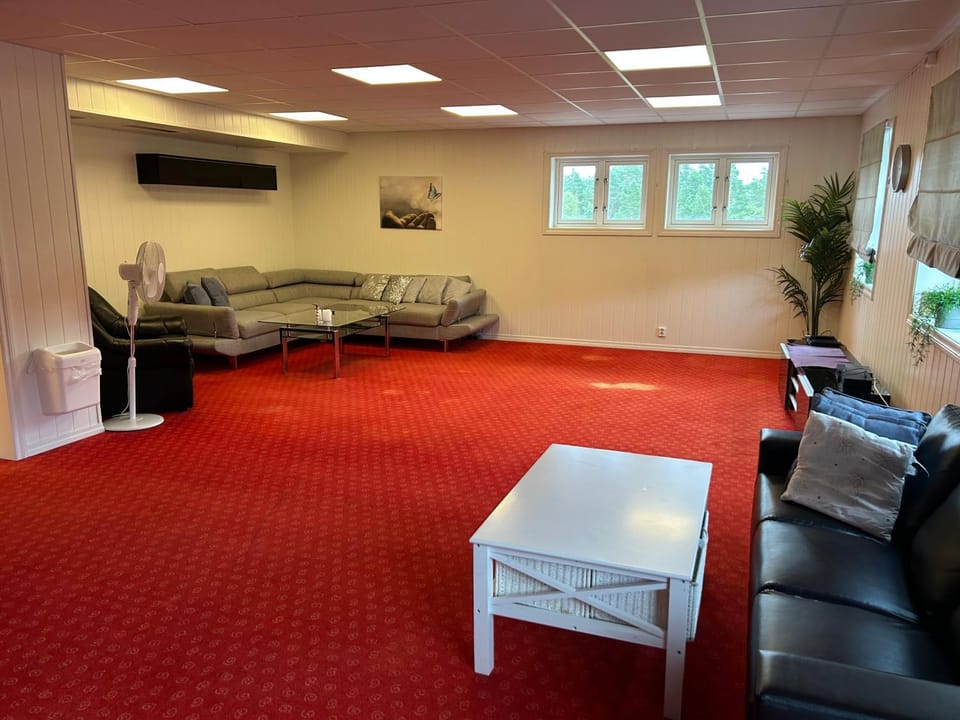 Communal lounge/ TV room