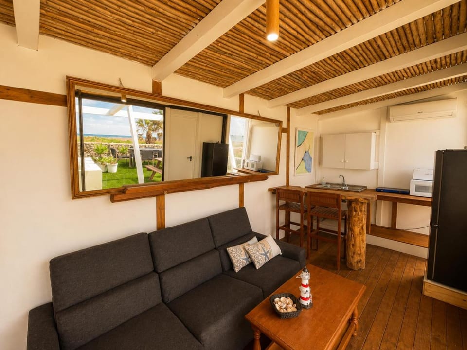 TV and multimedia, Kitchen or kitchenette, Living room, Seating area, Dining area