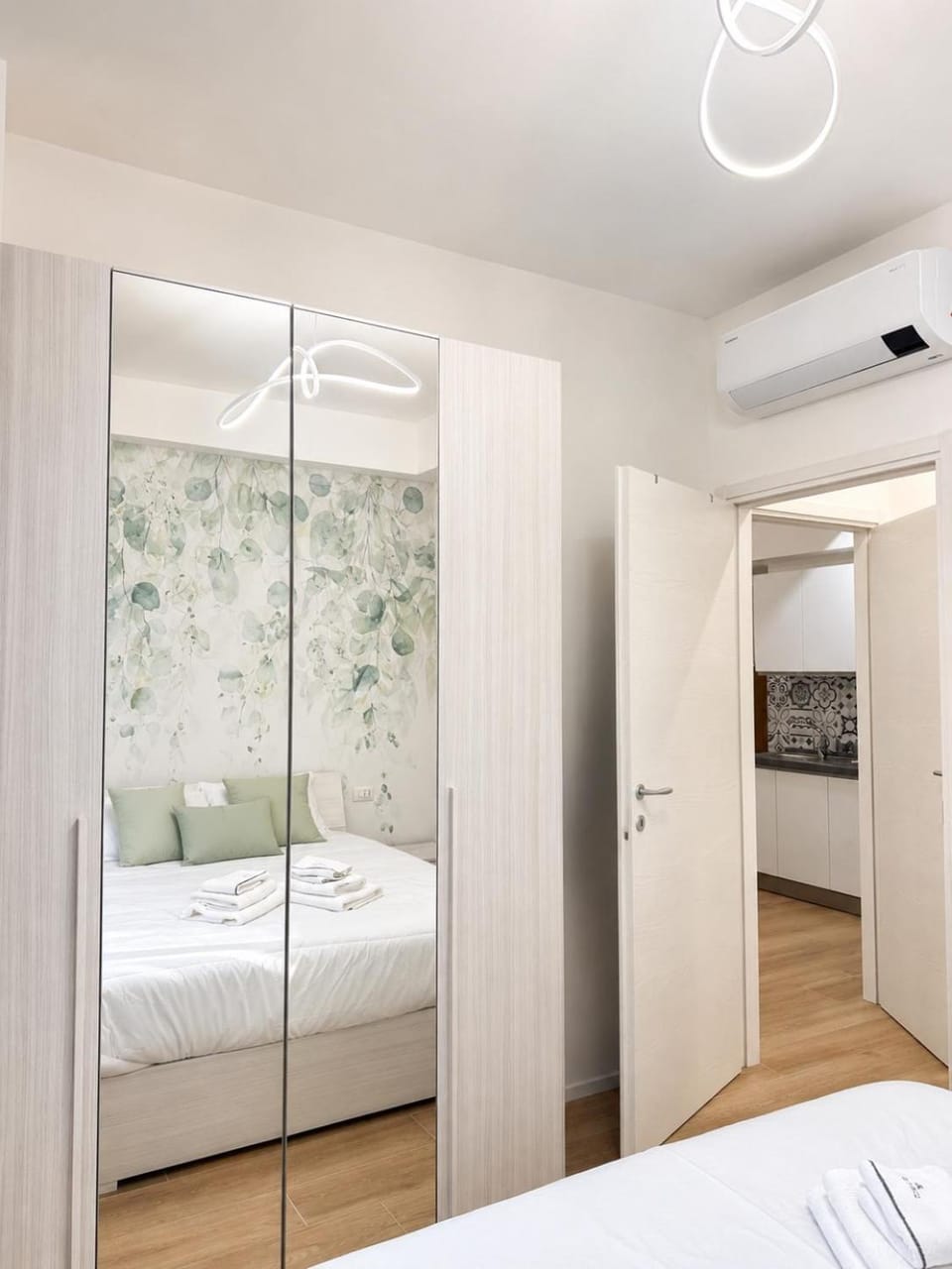 Photo of the whole room, Bedroom, wardrobe