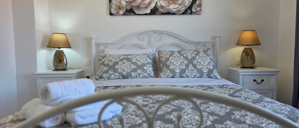 Photo of the whole room, Bedroom, storage, towels