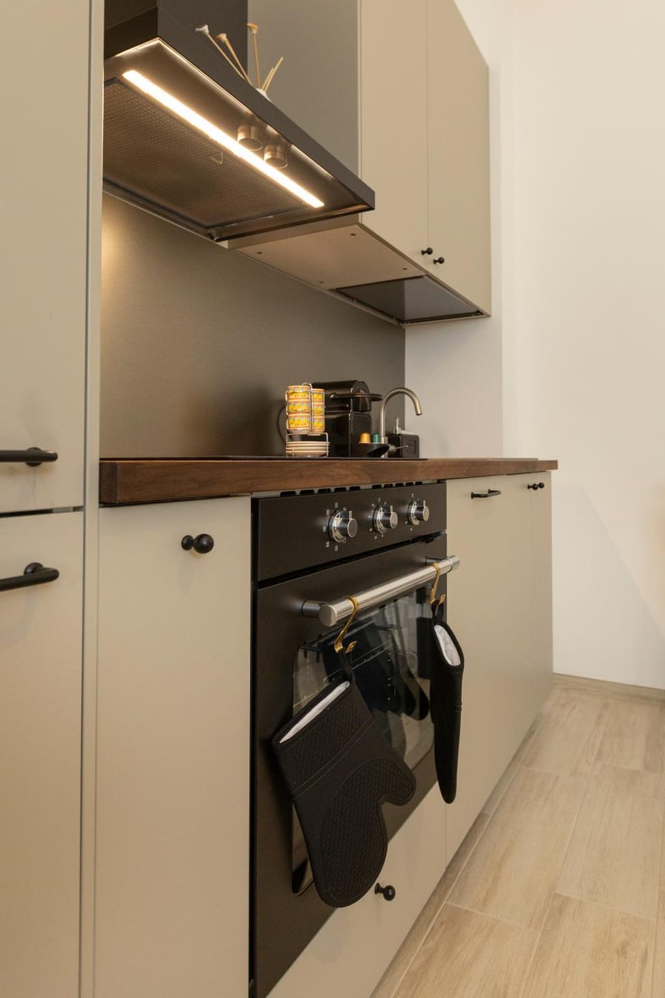 Coffee/tea facilities, oven, stove, kitchen