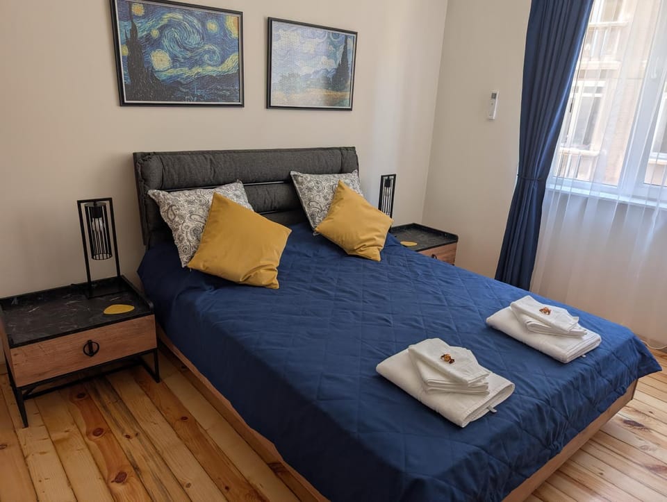 Bed, Bedroom, towels