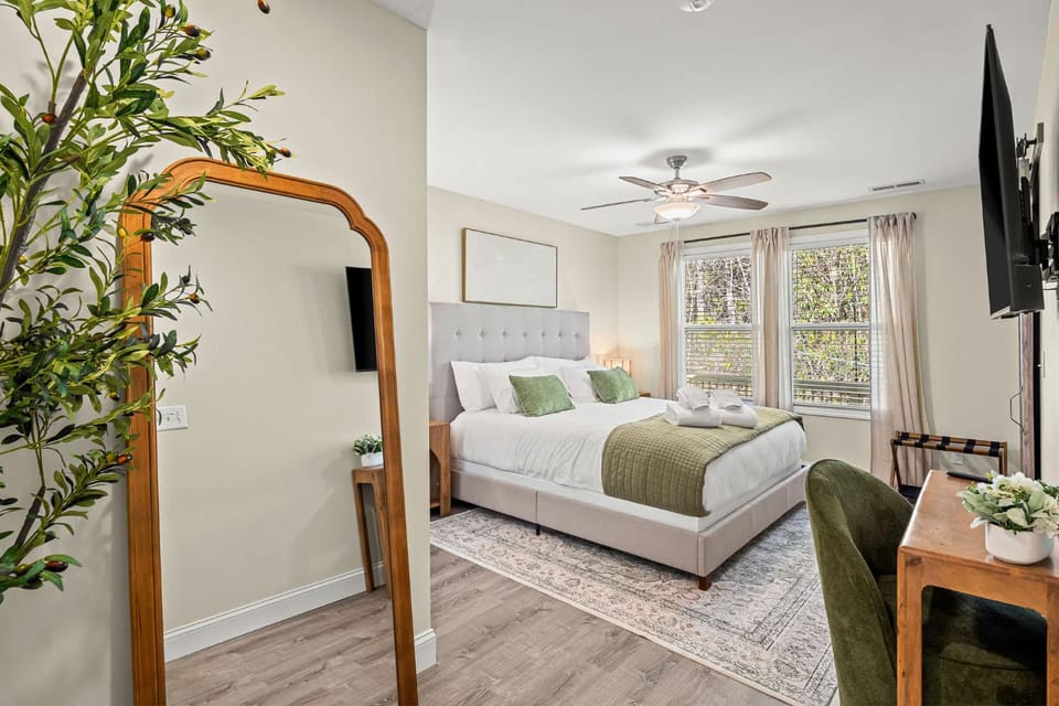 Bed, TV and multimedia, Bedroom