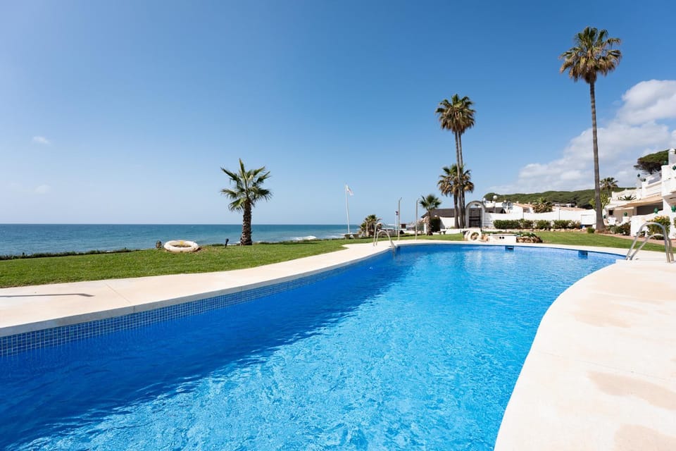 CT 406 - Faros' Royal Beach - Beachfront Apartment House in Sitio de Calahonda
