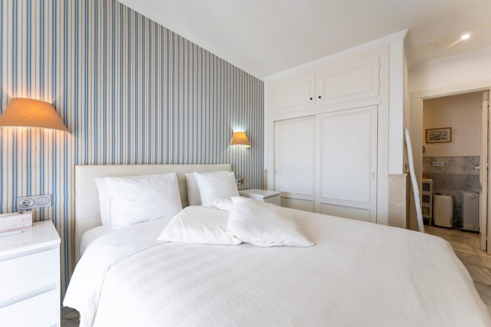 CT 406 - Faros' Royal Beach - Beachfront Apartment House in Sitio de Calahonda