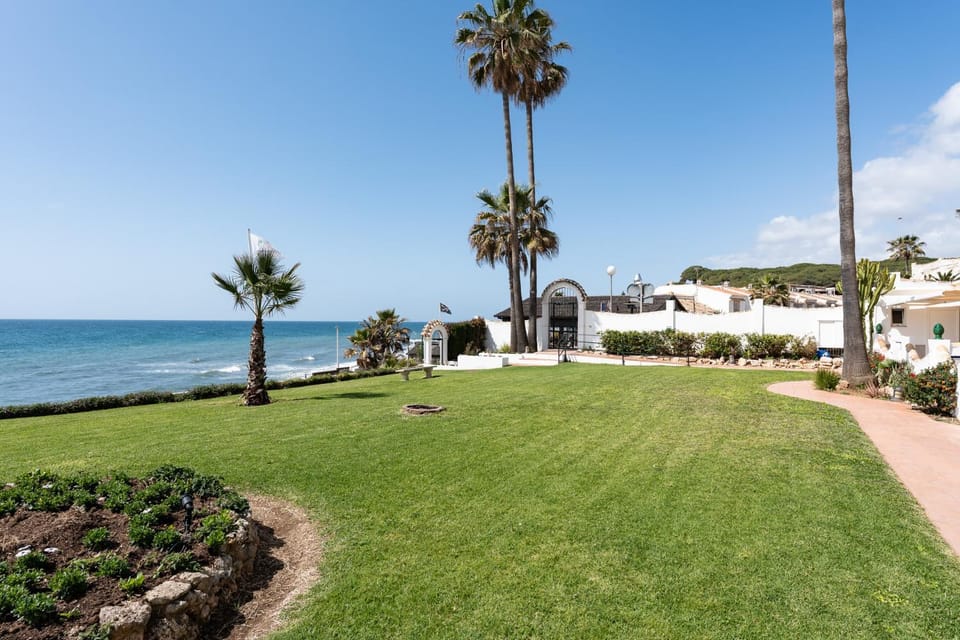 CT 406 - Faros' Royal Beach - Beachfront Apartment House in Sitio de Calahonda