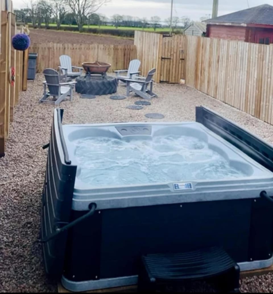 Cranachan Hot Tub by Carnoustie Golf & Distillery House in Carnoustie