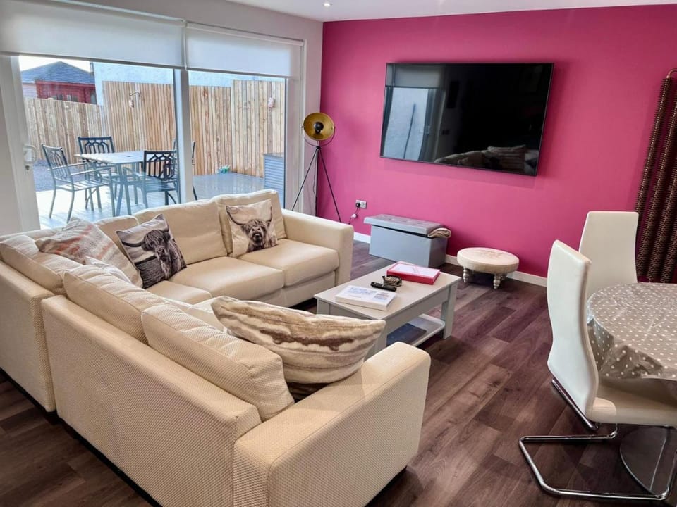 TV and multimedia, Living room, Seating area, Dining area