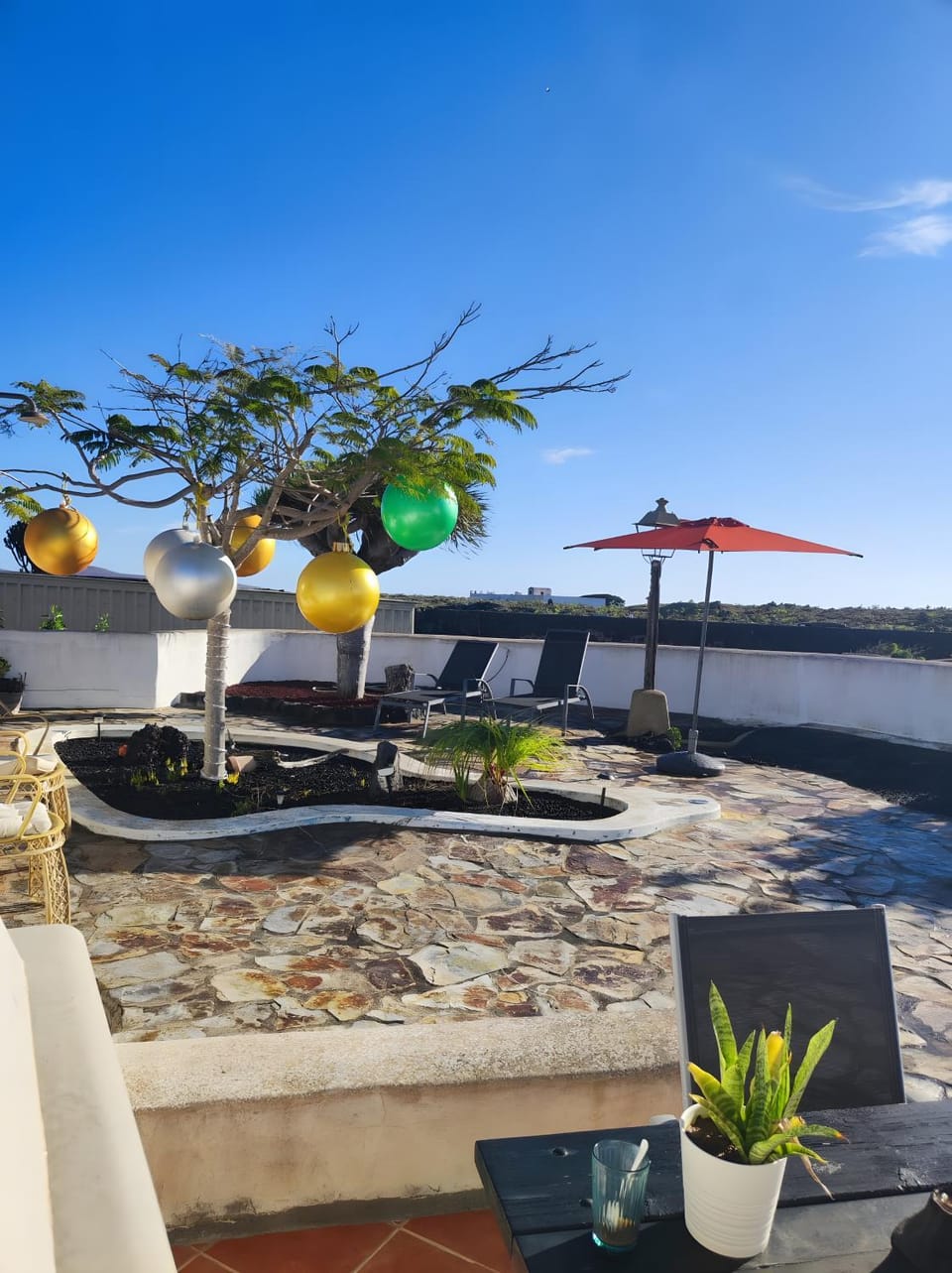 Property building, Balcony/Terrace, Living room, Swimming pool