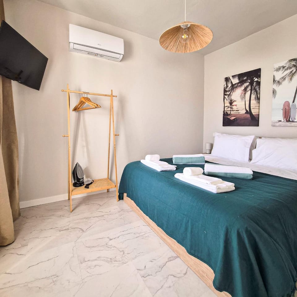 TV and multimedia, Photo of the whole room, air conditioner