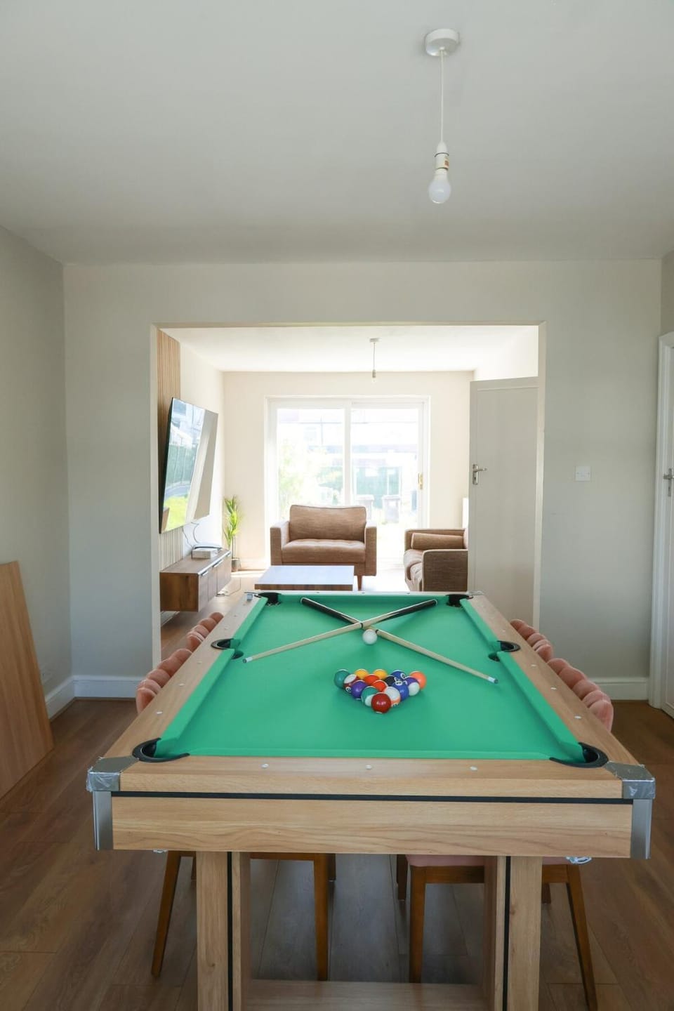 Modern Home with Pool Table and Netflix Free Parking House in Harrow