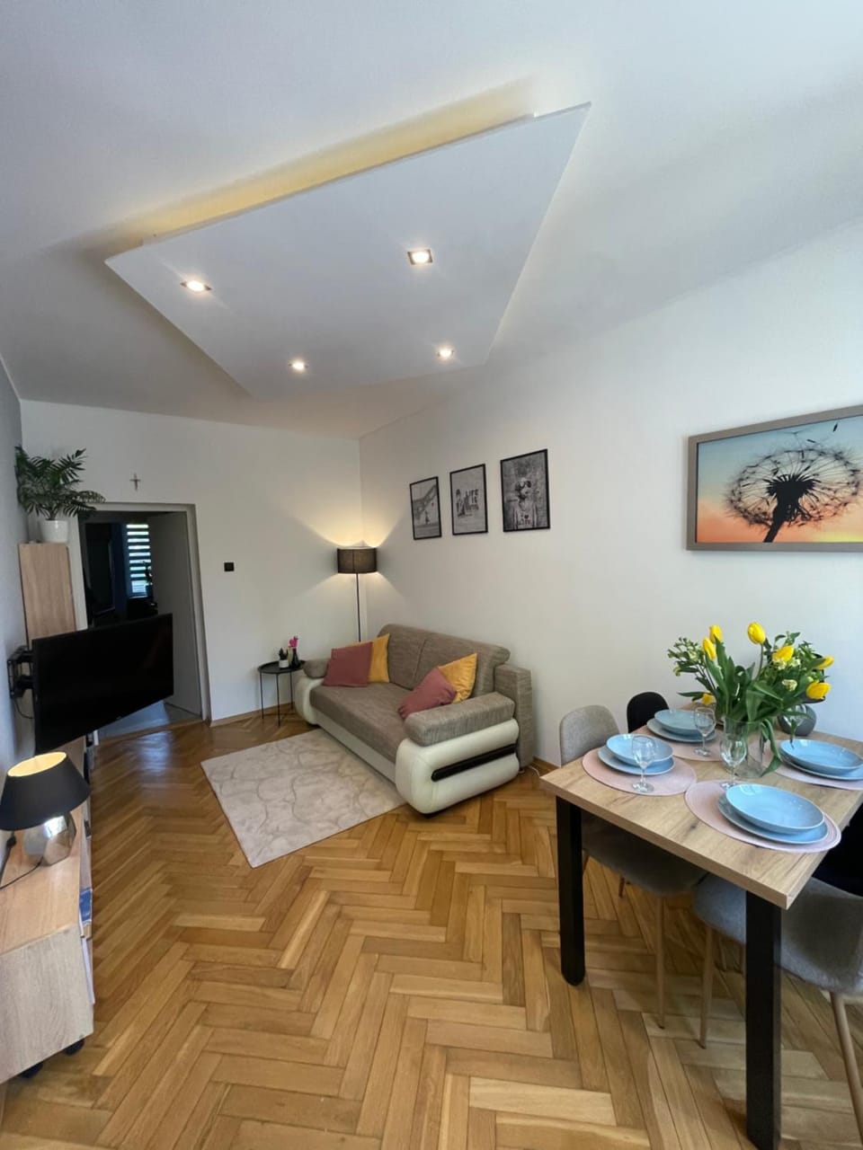 TV and multimedia, Living room, Photo of the whole room, Seating area