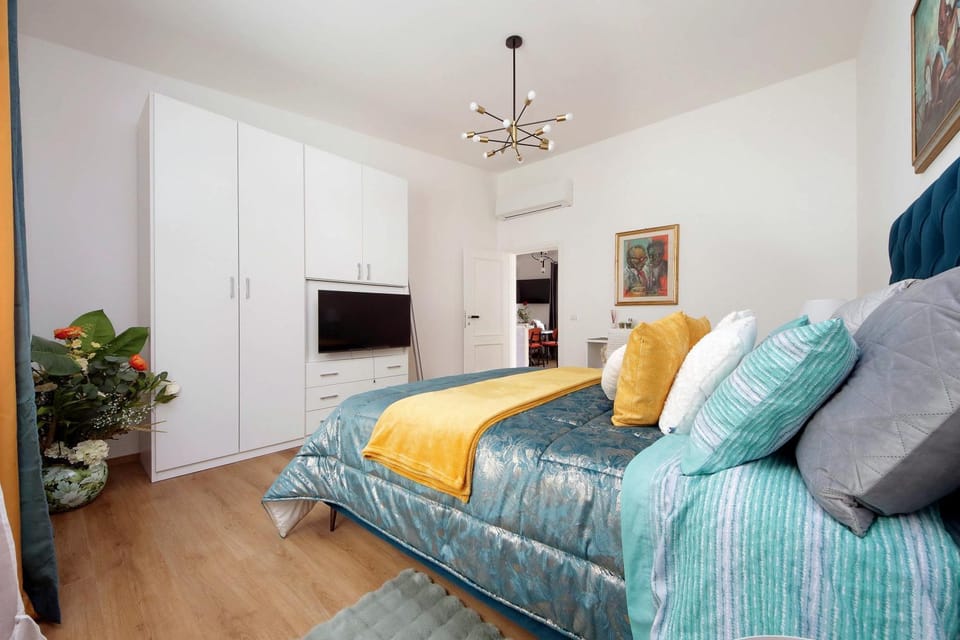 Bed, TV and multimedia, Bedroom