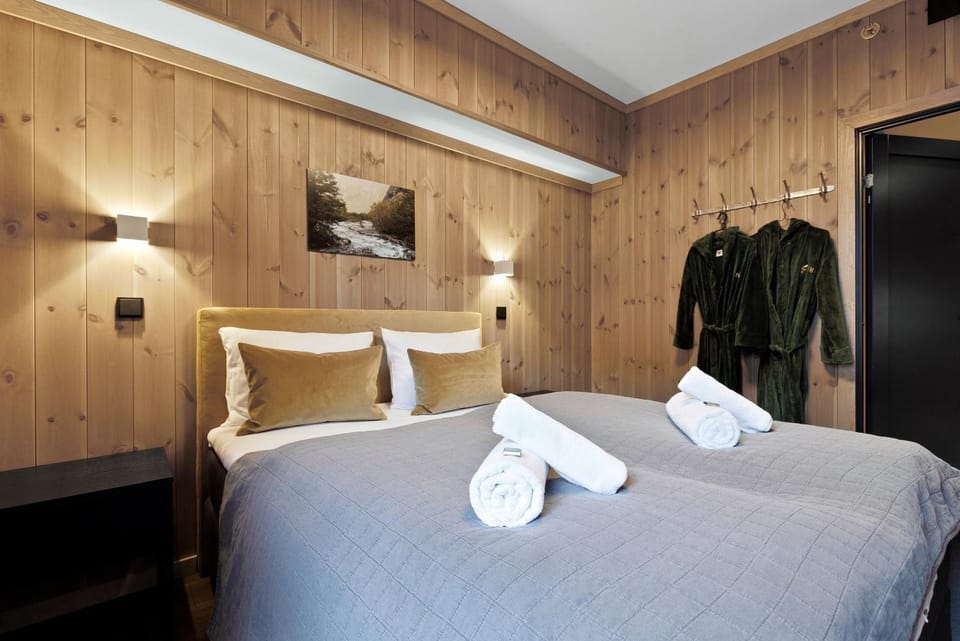 Bed, Bedroom, towels