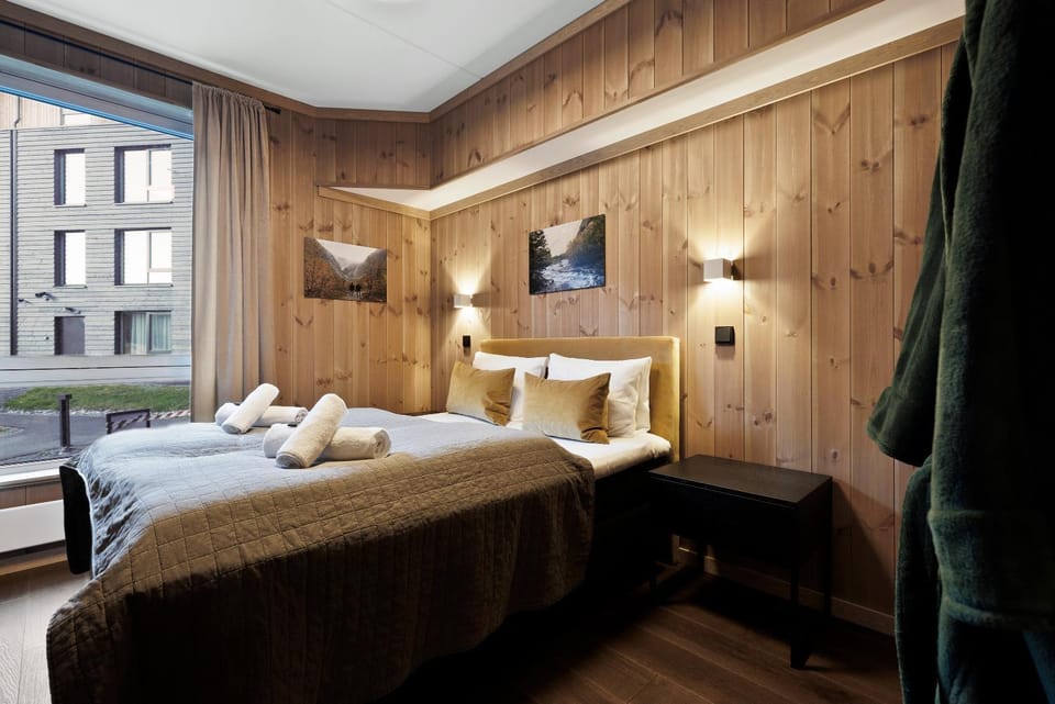 Bedroom, towels