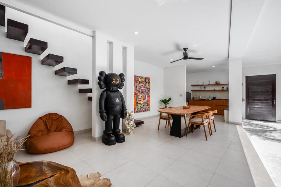 Kitchen or kitchenette, Living room, Decorative detail, Seating area, Dining area
