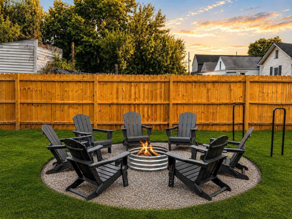 Stylish Louisville 3BR Sleeps 13 w Bunkhouse House in Jeffersonville