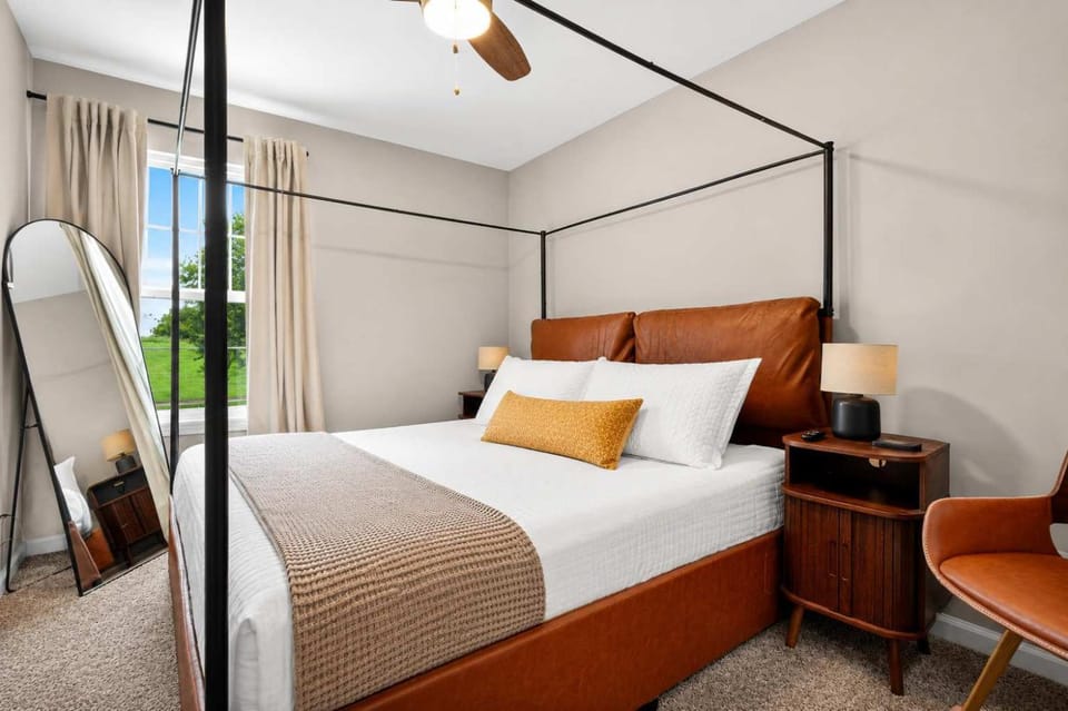 Stylish Louisville 3BR Sleeps 13 w Bunkhouse House in Jeffersonville