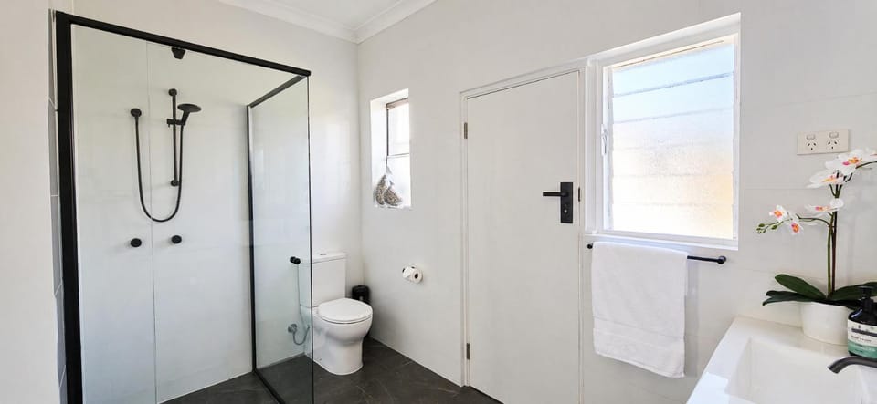 Shower, Toilet, Bathroom, towels