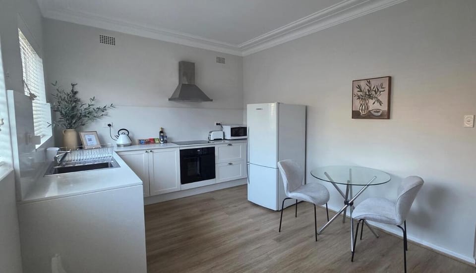 Coffee/tea facilities, Kitchen or kitchenette, Dining area, dishwasher, microwave, kitchen
