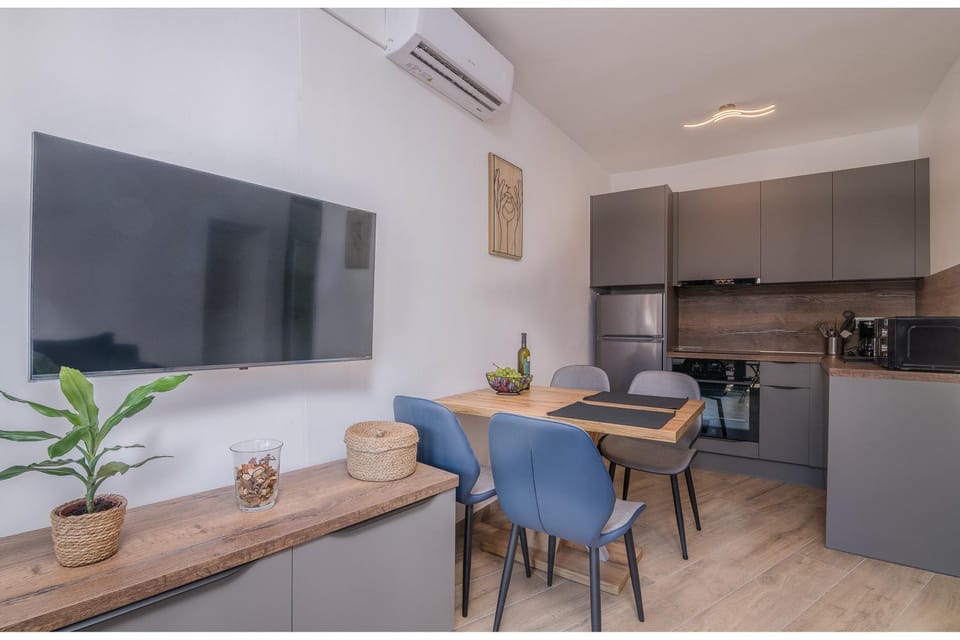 Dining area, kitchen