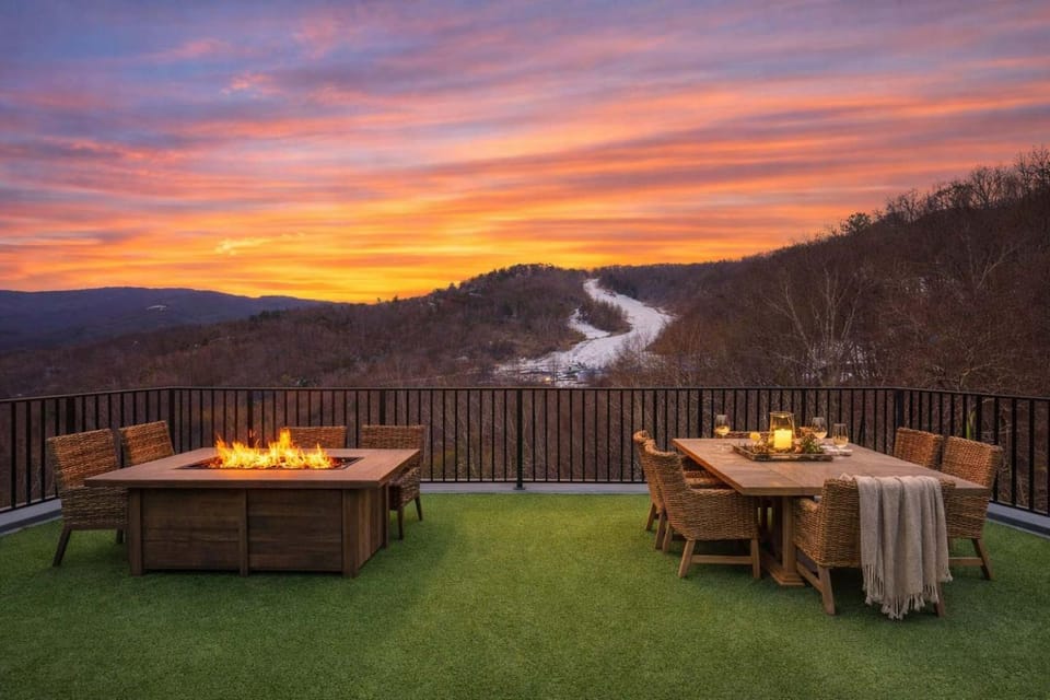 *NEW* Sleeps 22 5BR Luxury Chateau Indoor Pool House in Gatlinburg