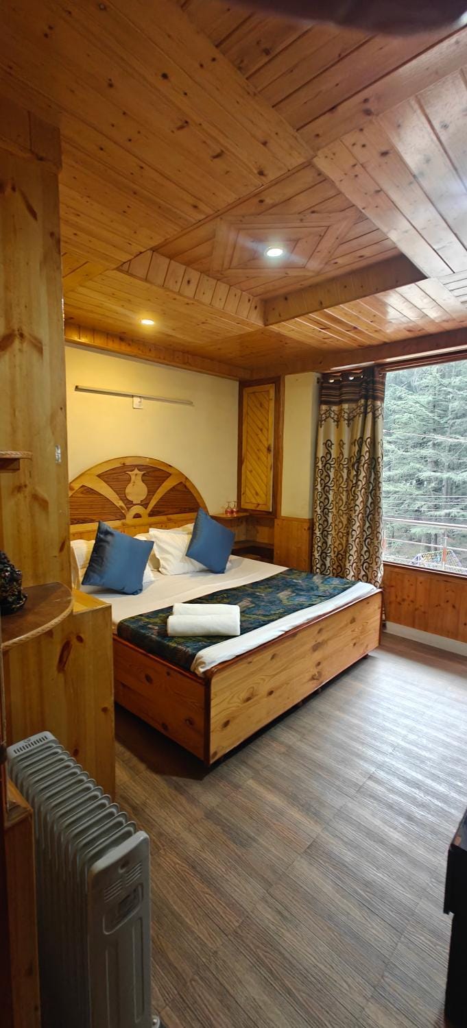 Himtal Stays 3BHK Jungle View Retreat, Manali Apartment in Manali