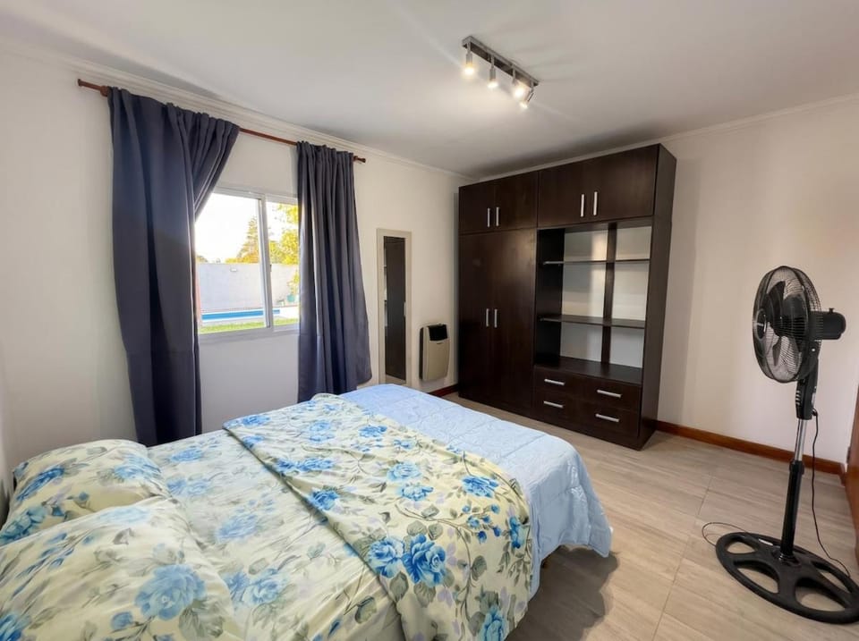 Communal lounge/ TV room, Bed, TV and multimedia, Photo of the whole room, Evening entertainment, Bedroom, fireplace