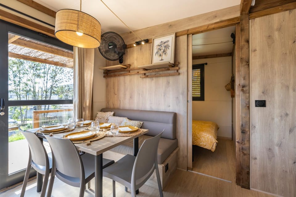 Chalet en bord de rivière Campground/ 
RV Resort in Auvergne-Rhône-Alpes
