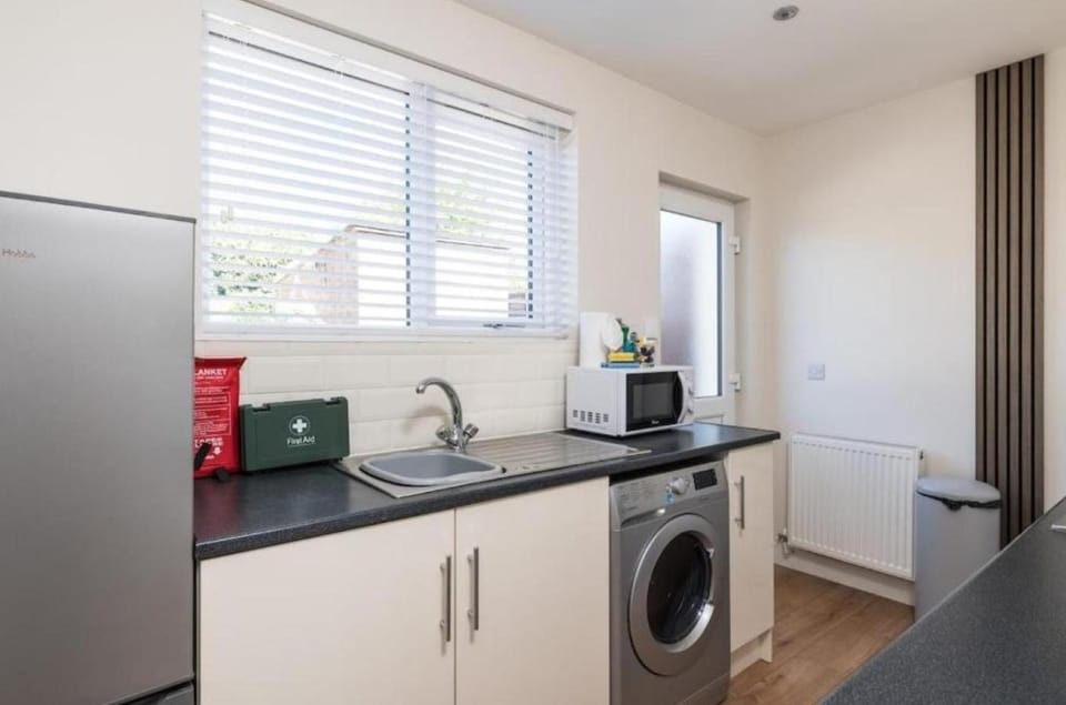 Coffee/tea facilities, Kitchen or kitchenette, dishwasher, oven, stove, washing machine