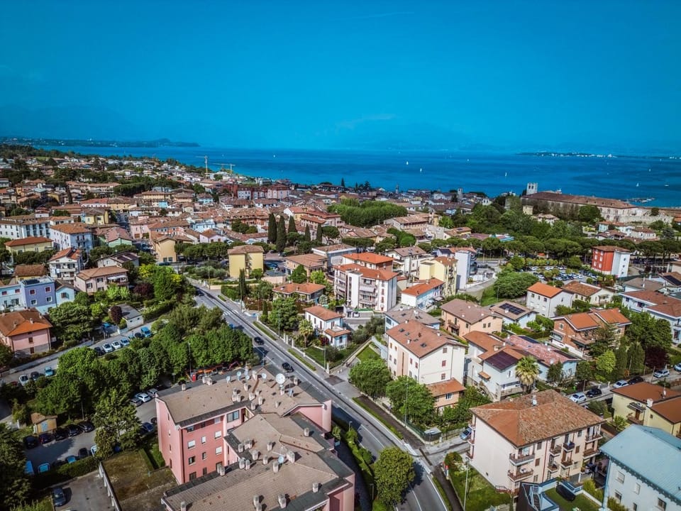 Neighbourhood, Bird's eye view, Lake view, Area and facilities