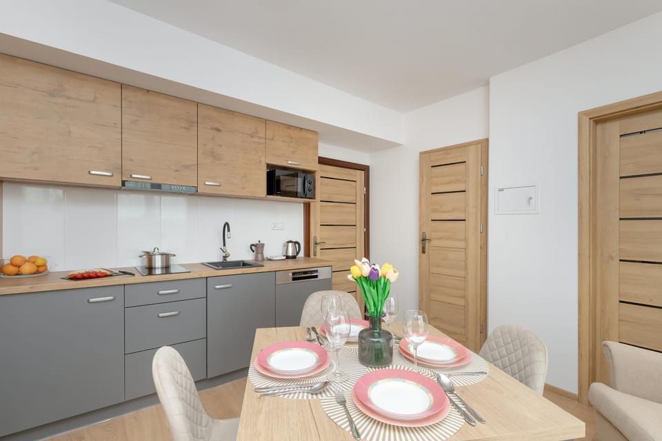 Kitchen or kitchenette, oven, pet friendly, stove