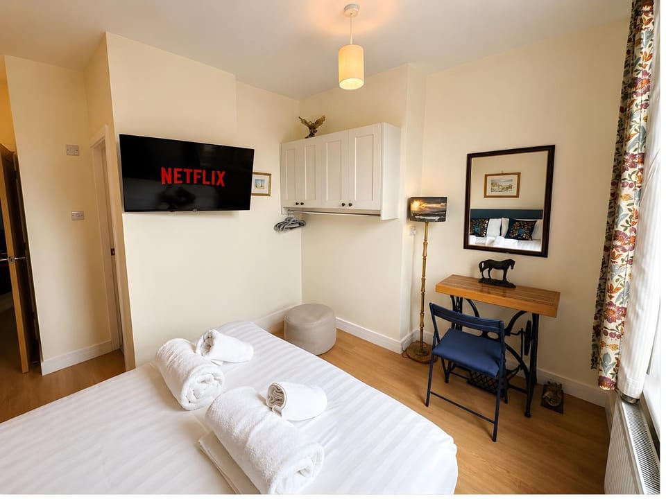 Bed, TV and multimedia, Photo of the whole room, Bedroom, towels, wardrobe