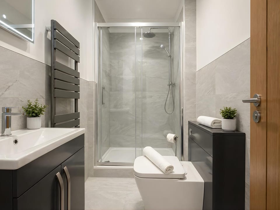 Shower, Toilet, Bathroom, towels