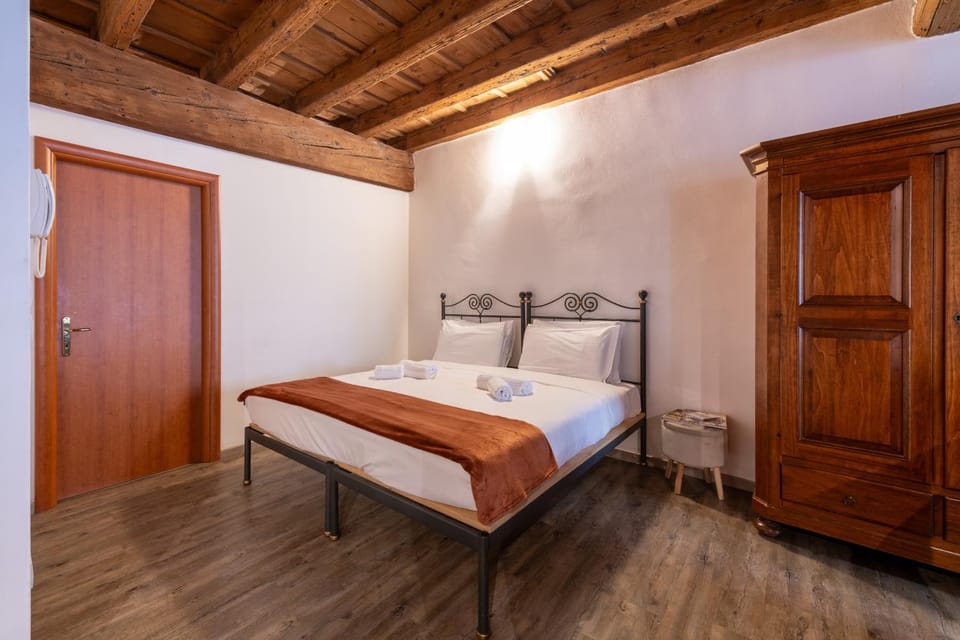 Bed, Photo of the whole room, towels