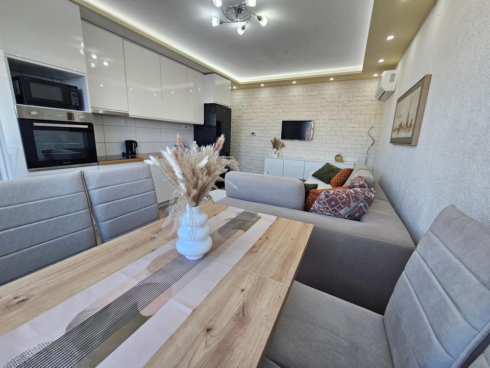 TV and multimedia, Living room, Seating area, Dining area, oven, stove