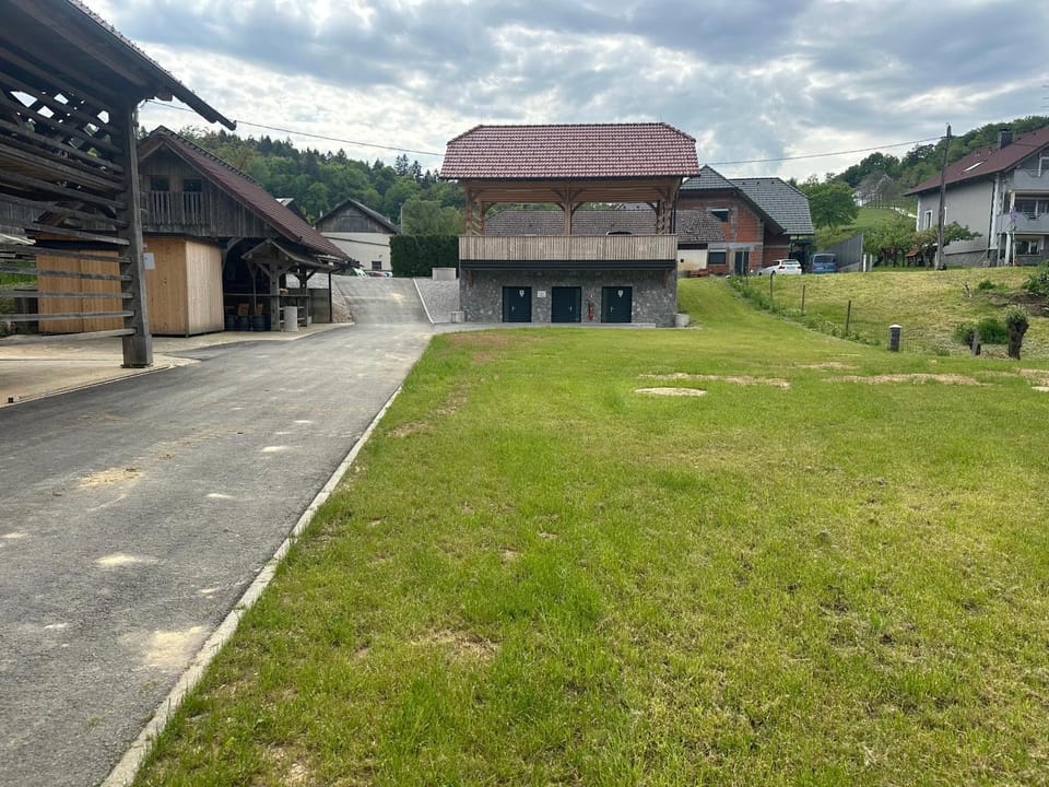 Kamp na kmetiji Medle Campground/ 
RV Resort in Slovenia