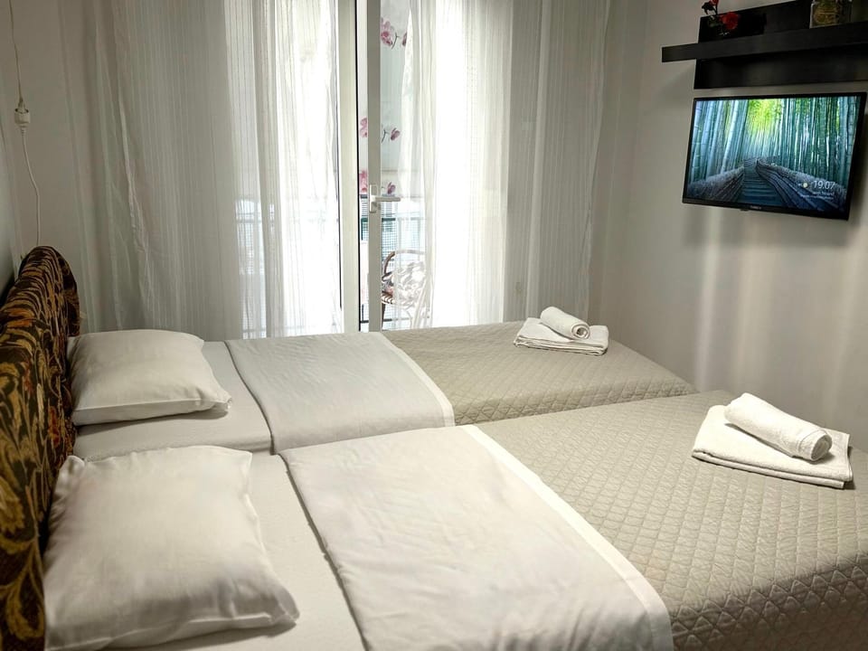 Quiet 5m to Metro Netflix New Inv AC Full Kit Apartment in Athens