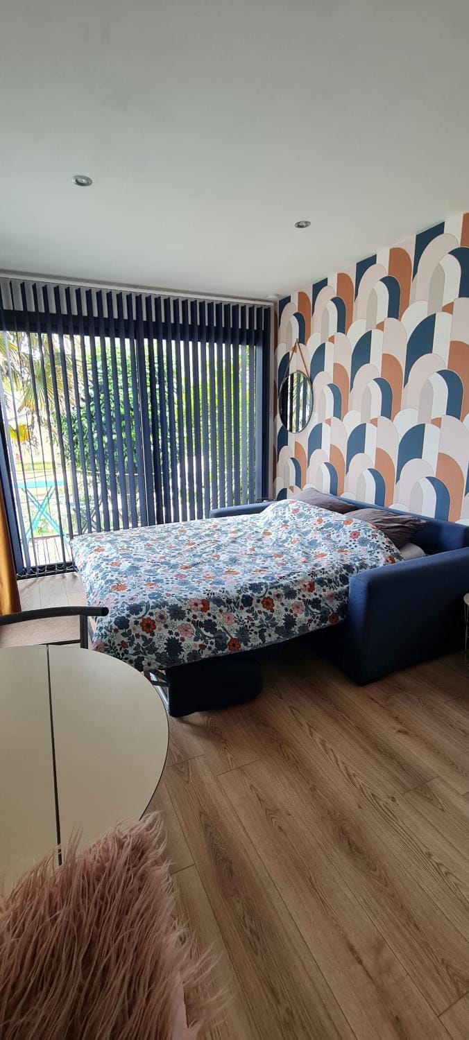Bed, Living room, Photo of the whole room