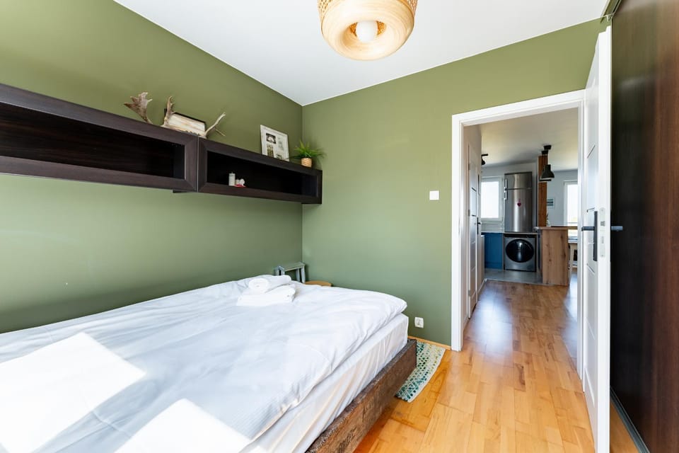 Photo of the whole room, Bedroom, wardrobe