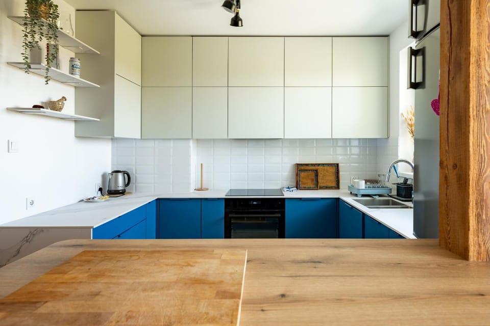 Coffee/tea facilities, Kitchen or kitchenette, stove
