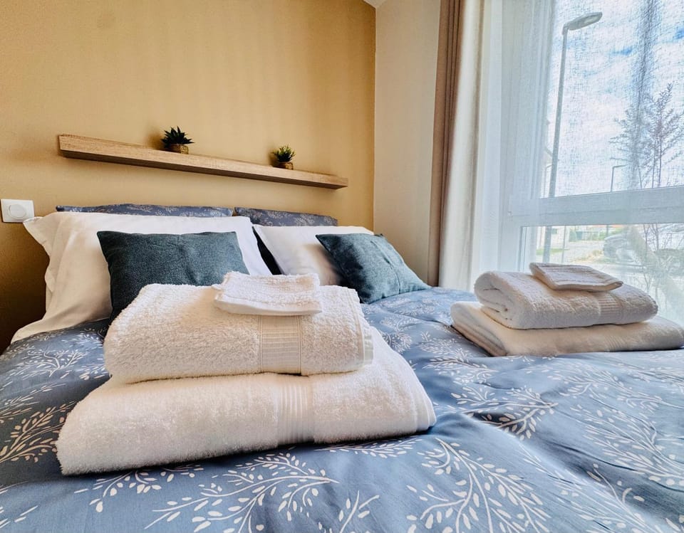 Bedroom, towels