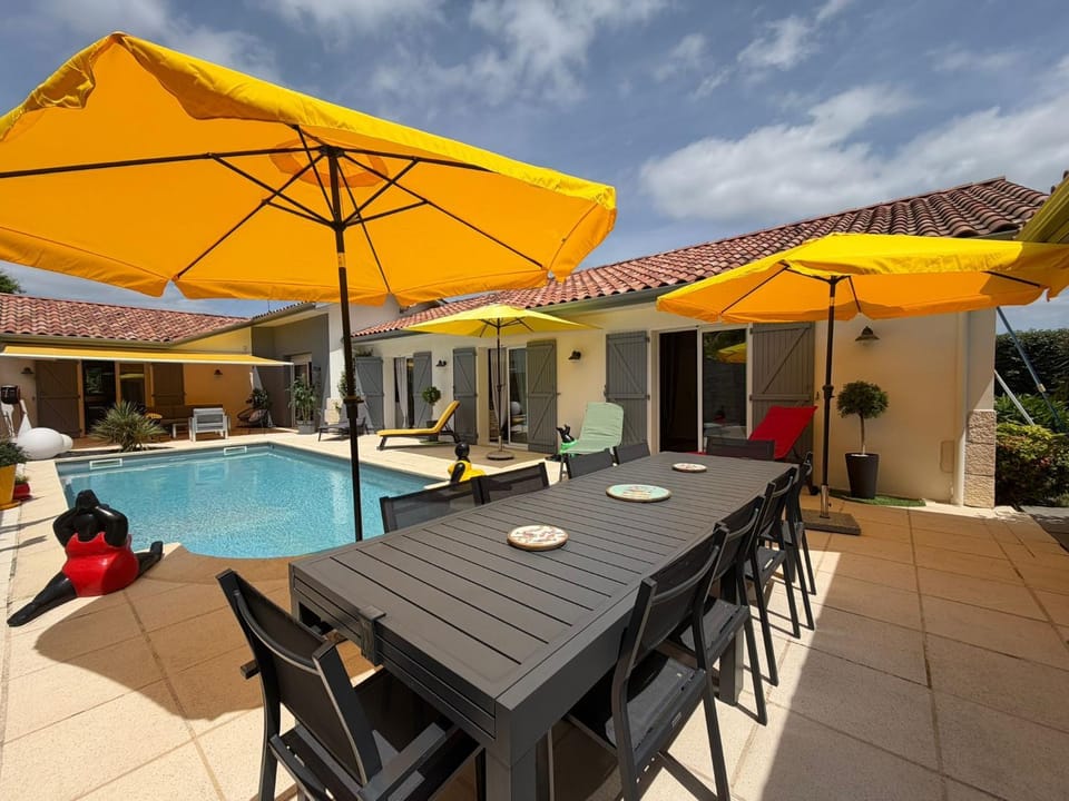 Patio, Dining area, Pool view, Swimming pool, sunbed